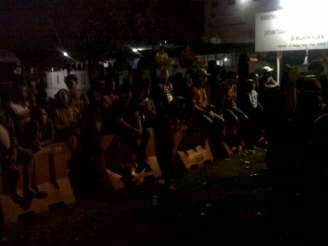 Pasca Eksekusi, Kerabat dan Keluarga Masih Menunggu di Dermaga Sodong Pasca Eksekusi, Kerabat dan Keluarga Masih Menunggu di Dermaga Sodong