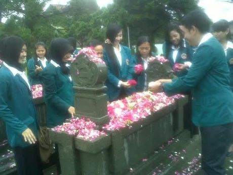Diguyur Hujan, Mahasiswa Yogyakarta Tabur Bunga di Makam Ki Hadjar Dewantara Diguyur Hujan, Mahasiswa Yogyakarta Tabur Bunga di Makam Ki Hadjar Dewantara