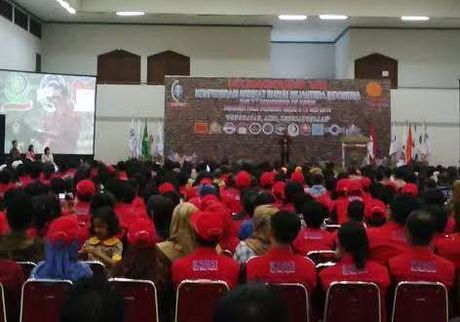 Di Depan Ratusan Buruh, Jokowi Cerita Diamuk Pengusaha Saat Naikkan UMP