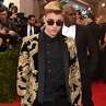 Gaya Justin Bieber Berjas Naga Emas, Keren? Gaya Justin Bieber Berjas Naga Emas, Keren?