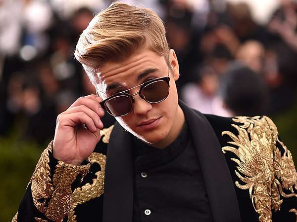 Gaya Justin Bieber Berjas Naga Emas, Keren? Gaya Justin Bieber Berjas Naga Emas, Keren?