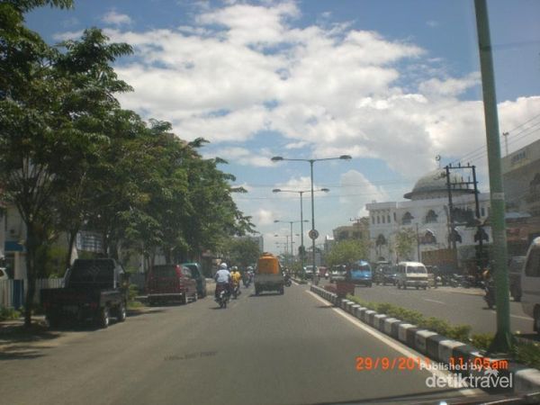 Suasana jalan dalam kota yang selalu lenggang dan terbebas dari kemacetan