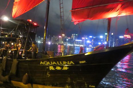 Naik Kapal Aqua Luna di Hong Kong, Seperti Bajak Laut!