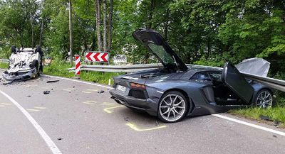 Salah Perhitungan Saat Menyalip, Lamborghini Aventador Tabrak Keras Mobil Lain