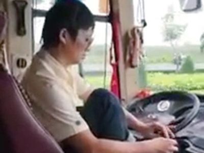 Jangan Ditiru! Pria Ini Nyetir Bus Sambil Pakai Sepatu