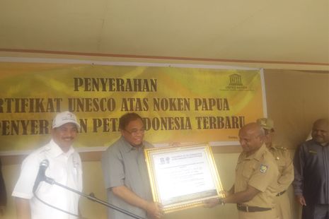 Ketika Menpar Arief Yahya Memakai Tas Noken Papua Ketika Menpar Arief Yahya Memakai Tas Noken Papua