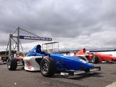 Sensasi Tunggangi Mobil Formula di Silverstone Inggris