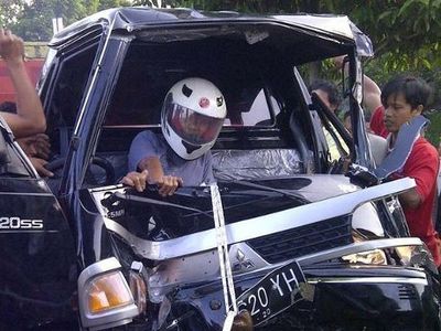 Momen Dramatis Saat Warga Selamatkan Sopir Korban Kecelakaan yang Terjepit Kap Mobil