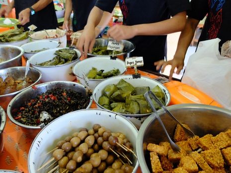 Makan Nasi Jamblang Khas Cirebon, Ini Lauk Wajibnya! Makan Nasi Jamblang Khas Cirebon, Ini Lauk Wajibnya!