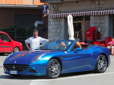Bangganya Orang Italia dengan Ferrari