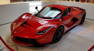 LaFerrari Tunggangan Anyar Lewis Hamilton?