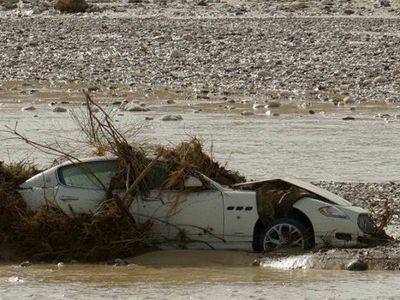 Duh, Maserati Ini Dibiarkan Tersungkur Usai Diterjang Banjir