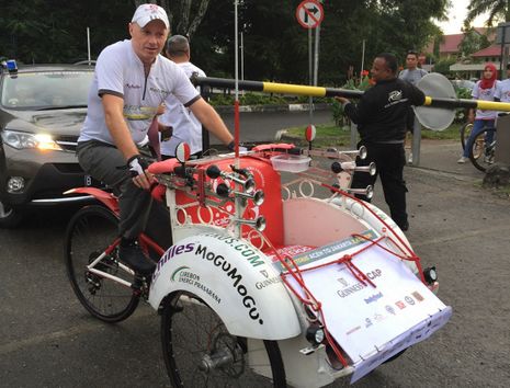 Petualangan Bule Gowes Becak dari Sumatera ke Jawa Dimulai! Petualangan Bule Gowes Becak dari Sumatera ke Jawa Dimulai!