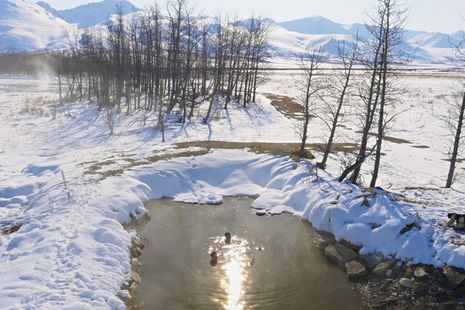 Yang Unik di AS, Kolam Air Panas di Tengah Hamparan Salju