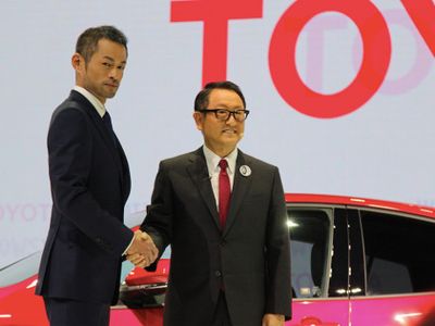 Pria Jangkung Ini Bikin Heboh di Booth Toyota