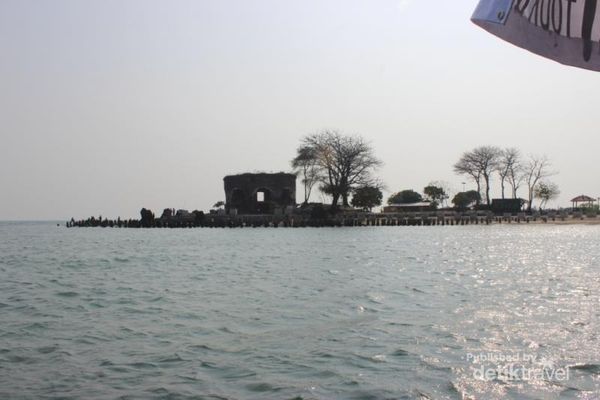 Tampak Pulau Onrust di kejauhan