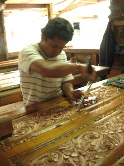 proses pembuatan ukiran kayu