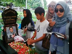 Pipik dan anak-anaknya saat ditemui di TPU Karet Tengsin, Jakarta Pusat, Rabu (31/12/2014).