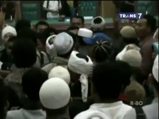 Sidang Penistaan Agama Berakhir Bentrok