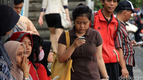 Bahaya Jalan Kaki Sambil Main Ponsel: Lecet Sampai Patah Tulang