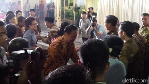 Proses Lamaran Selesai, Jokowi dan Rombongan Disuguhkan Lontong Opor