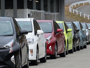 Toyota Tarik Mobil Hybrid Prius dan Lexus