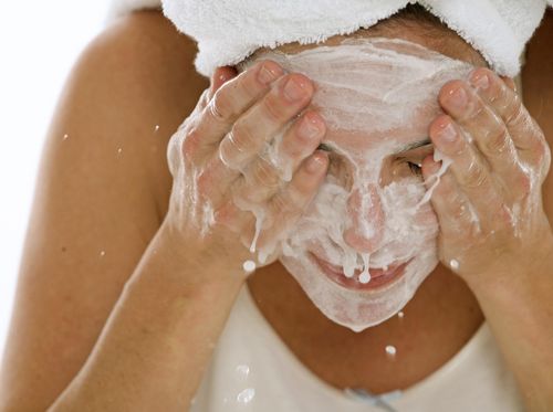 Agar Awet Muda, Harus Sering-sering Cuci Muka?