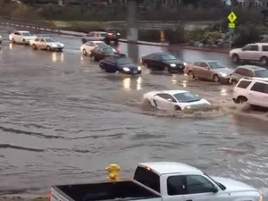 Pengemudi Lamborghini Gallardo Ini Tak Ragu Terobos Banjir