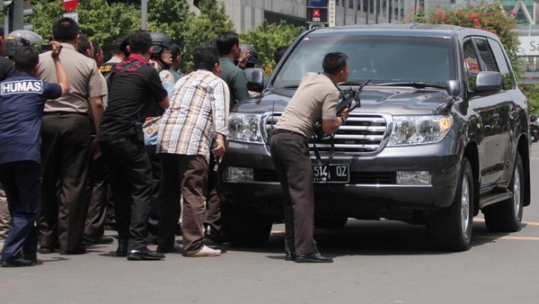 Mobil SUV Tameng Polisi Serbu Teroris Mobil SUV Tameng Polisi Serbu Teroris