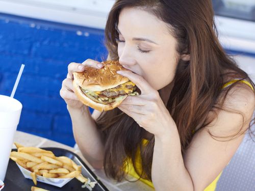 Waspada Risiko Kanker Payudara Karena Hobi Makan Junk Food Saat Remaja