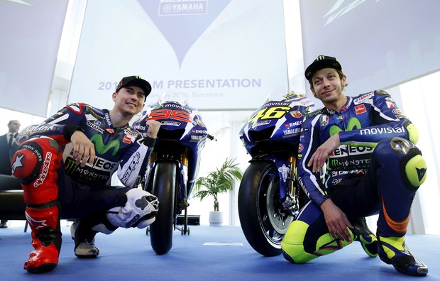 Kedua pebalap itu masih menggunakan motor dengan nomor yang sama dengan musim lalu. Jorge Lorenzo dengan nomor 99 sedangkan Valentino Rossi nomor 46. Reuters/Albert Gea. Kedua pebalap itu masih menggunakan motor dengan nomor yang sama dengan musim lalu. Jorge Lorenzo dengan nomor 99 sedangkan Valentino Rossi nomor 46. Reuters/Albert Gea.