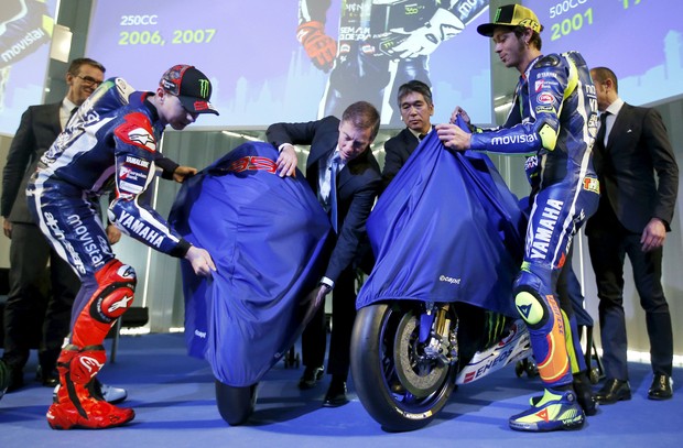 Jorge Lorenzo (kiri) dan Valentino Rossi (kanan) membuka selubung motor YZR-M1saat peluncuran di Barcelona, Spanyol pada Senin (18/1/2016) pagi waktu setempat. Reuters/Albert Gea. Jorge Lorenzo (kiri) dan Valentino Rossi (kanan) membuka selubung motor YZR-M1saat peluncuran di Barcelona, Spanyol pada Senin (18/1/2016) pagi waktu setempat. Reuters/Albert Gea.