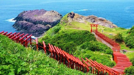 Kuil di Jepang dengan Gerbang Unik Menuju Laut Kuil di Jepang dengan Gerbang Unik Menuju Laut