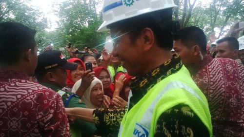 Pakai Helm dan Sepatu Karet, Jokowi Sapa Warga