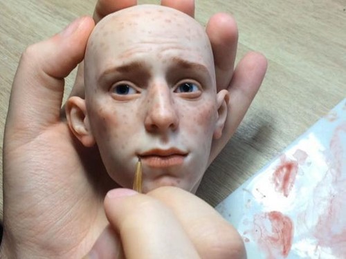 Indah atau Menyeramkan? Seniman Rusia Buat Boneka yang Sangat Mirip Manusia