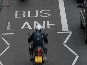 Jalur Bus di London Kini Boleh Dilalui Sepeda Motor