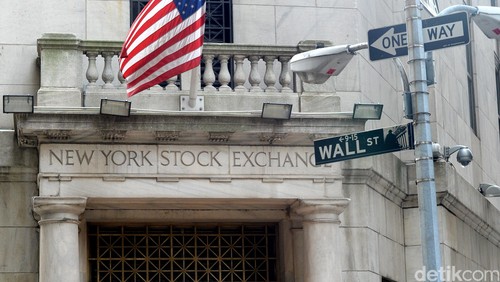 Wall Street Jatuh 1% Lebih