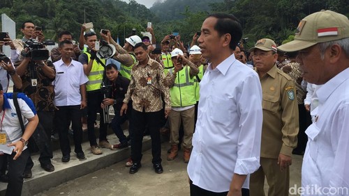 Tinjau Proyek Tol Balikpapan-Samarinda, Jokowi: Saya Minta Dimulai