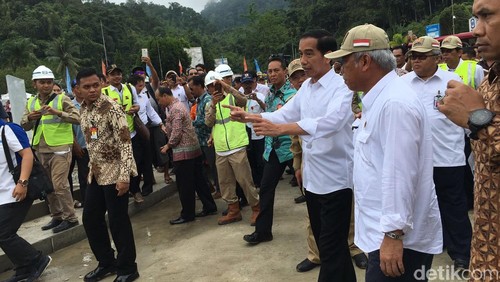Jokowi Blusukan ke Pos Perbatasan RI-Malaysia di Entikong