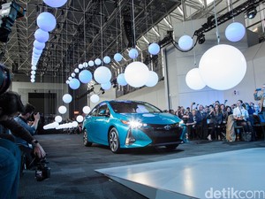 Harga Bensin Turun, Toyota Percaya Mobil Hybrid Masih Diminati