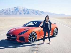 Michelle Rodriguez Ngebut dengan Jaguar