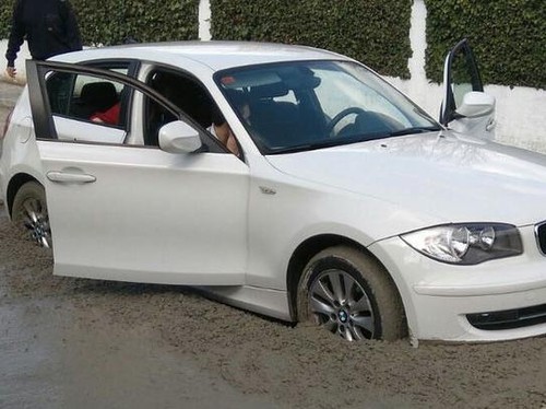 Duh, Mobil BMW Ini Terjebak di Semen Basah Duh, Mobil BMW Ini Terjebak di Semen Basah