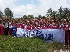 Risers Terharu Bisa Berbagi dengan Siswa SD di Palembang