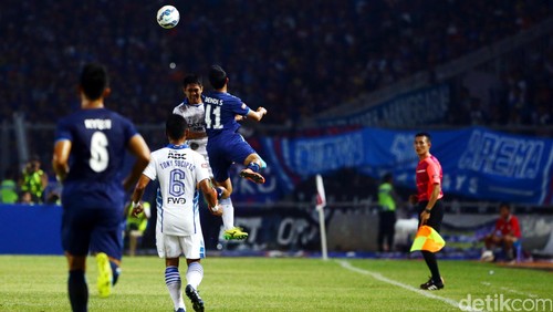 Perbaiki Lini Pertahanan Jadi PR buat Arema Cronus
