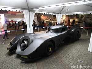 Mobil Batman Keluar dari Sarangnya