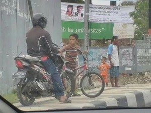 Bocah Asal Semarang ini Hebohkan Media Sosial Karena Berani Cegat Motor di Trotoar