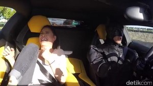 Uber Driver Berkostum Batman dan Naik Lamborghini Ini Kejutkan Pelanggannya