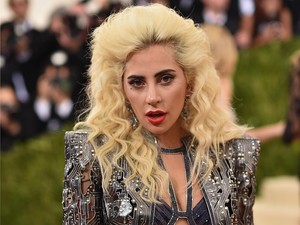 Baru 2 Minggu Dapat SIM, Lady Gaga Kena Tilang Polisi