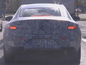 Mercedes-Benz New E-Class Coupe Mulai Tampil