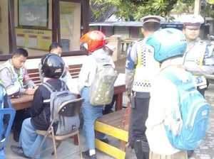 Cara Unik Polres Ngawi Tindak Pelajar yang Berkendara Tanpa SIM dan Helm